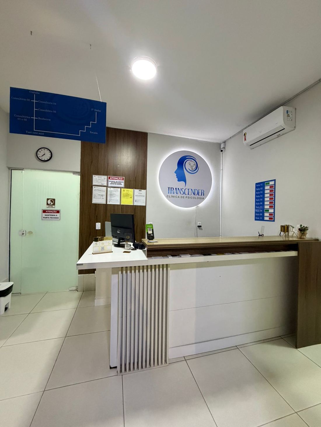 Recepção da Transcender com o logo da clínica